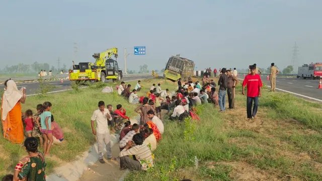 गंगा एक्सप्रेसवे पर डबल डेकर बस पलटी, दो की मौत और 24 यात्री घायल