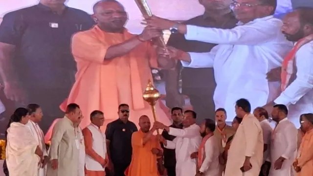 सपा के गढ़ मैनपुरी में CM योगी का वार, बोले- यूपी में न कर्फ्यू, न दंगा; विकास की रफ्तार जारी