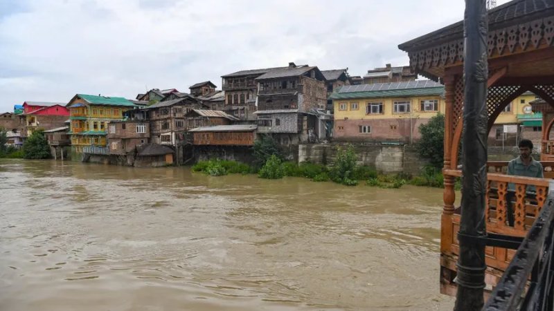 कश्मीर में बारिश से बढ़ा नदियों का जलस्तर, झेलम कई जगह खतरे के निशान के ऊपर