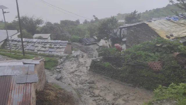 चमोली के ज्योर्तिमठ में बारिश का कहर, किमाना गांव में भूस्खलन से घरों में घुसा मलबा