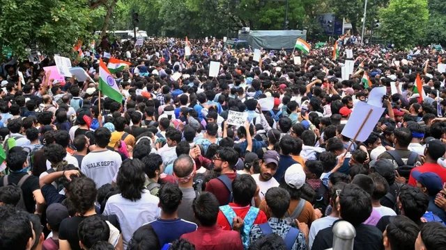 'संसद मार्च' में घायल छात्रा साक्षी की हालत में सुधार, वेंटिलेटर से हटाया गया