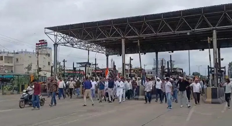 मूंग खरीद और MSP की मांग पर किसानों का भोपाल कूच, बैरिकेड तोड़ आगे बढ़े प्रदर्शनकारी