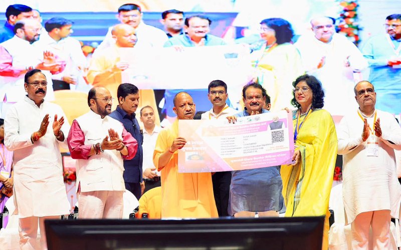 यूपी के 1.28 लाख शिक्षकों को योगी सरकार का तोहफा, लॉन्च हुई शिक्षक कैशलेस चिकित्सा योजना