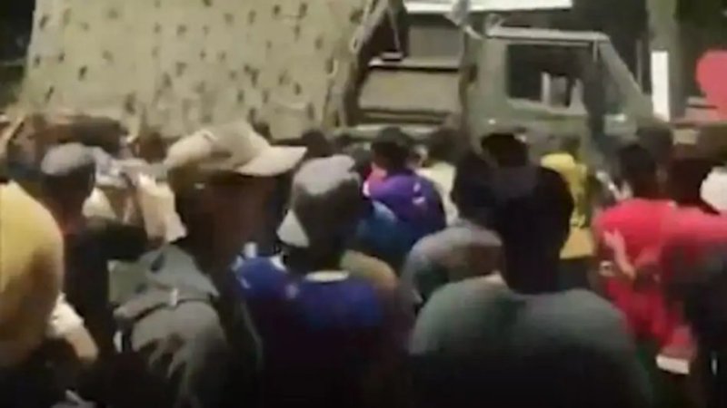 मणिपुर: सेनापति में असम राइफल्स कैंप पर हमला, भीड़ ने वाहनों में लगाई आग