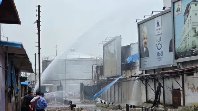 गाजियाबाद के मोदीनगर में डिस्टिलरी में भीषण आग, स्प्रिट से भरे दो टैंकर फटने की सूचना
