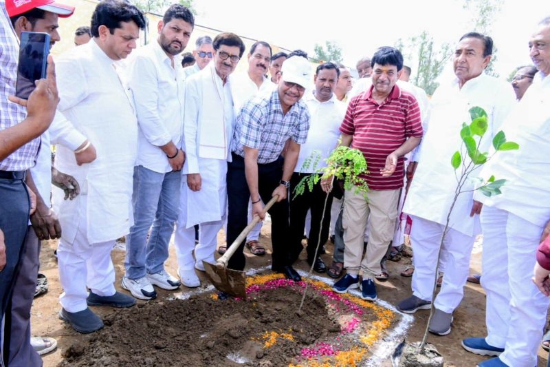 मुजफ्फरनगर: राज्यमंत्री कपिल देव ने वृक्षारोपण अभियान का शुभारंभ किया