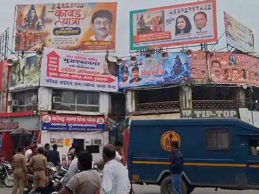 मुजफ्फरनगर: शिव चौक स्थित कांवड़ कंट्रोल रूम के बाहर फ्लेक्स में लगी आग, बड़ा हादसा टला