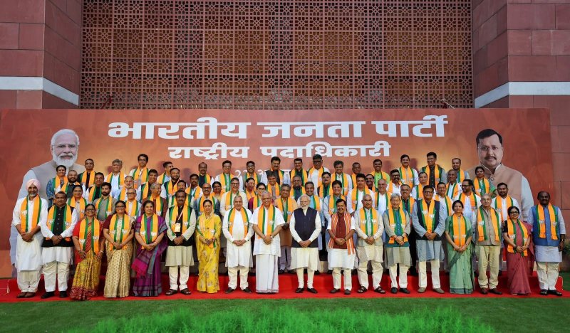 BJP मुख्यालय पहुंचे PM मोदी, नई राष्ट्रीय टीम के पदाधिकारियों से की मुलाकात; खिंचवाई तस्वीर