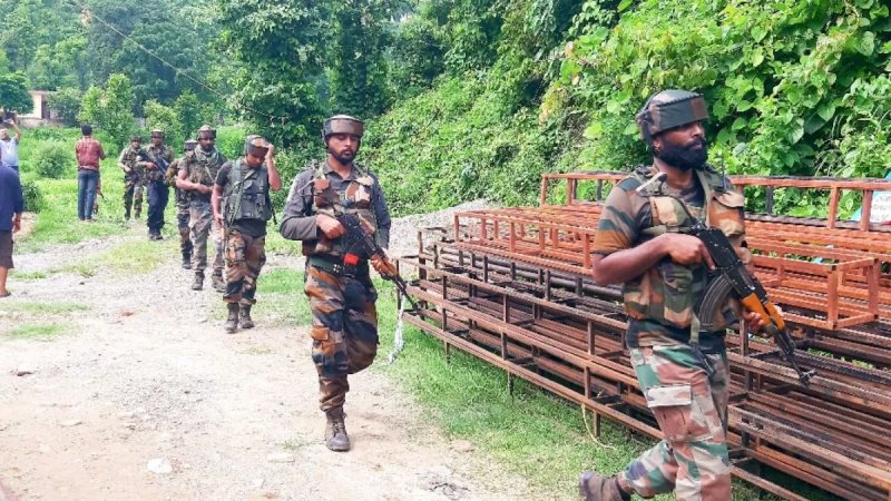 J&K: डोडा के भद्रवाह में दिखे 4 संदिग्ध, इलाके को घेर सुरक्षाबलों ने शुरू किया सर्च ऑपरेशन