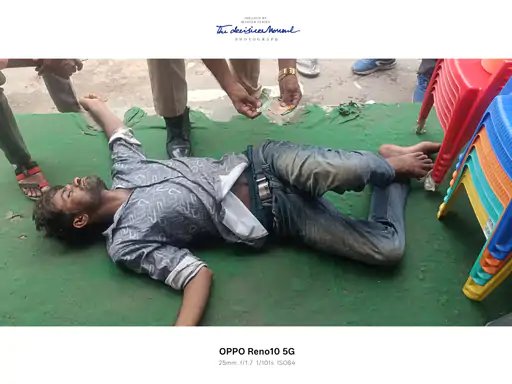 मुजफ्फरनगर: रोहाना में दुकान के सामने अचानक बेहोश होकर गिरा व्यक्ति, पुलिस ने अस्पताल पहुंचाया