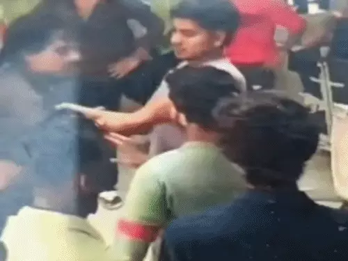 मुजफ्फरनगर: बाल कटवाने को लेकर सैलून में भिड़े दो पक्ष, दुकान से सड़क तक मारपीट; वीडियो वायरल