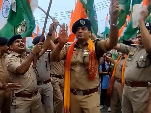 मुजफ्फरनगर में पुलिस ने निकाली भव्य तिरंगा यात्रा, SSP ने गाया देशभक्ति गीत