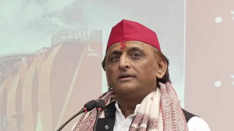 यूपी: कई लोगों ने थामा सपा का दामन, अखिलेश यादव ने दिलाई सदस्यता
