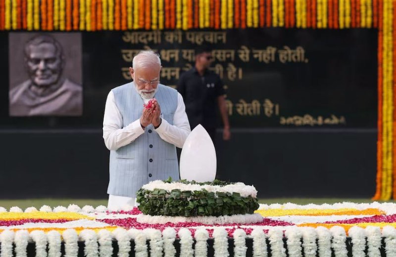 PM मोदी ने अटल बिहारी वाजपेयी को पुण्यतिथि पर किया नमन, कहा- उनकी सोच और नेतृत्व आज भी प्रेरणा