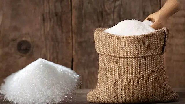 चीनी के दाम पर सरकार की सख्ती का असर, थोक कीमत में 18 फीसदी की कमी