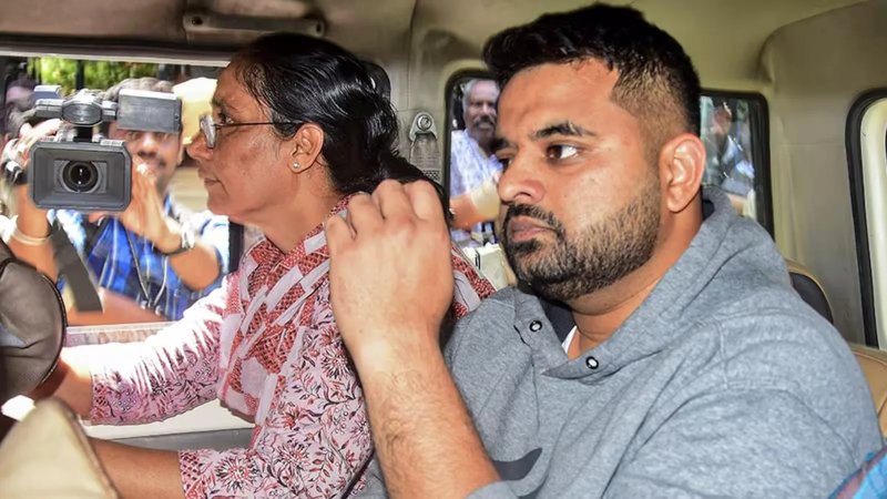 प्रज्वल रेवन्ना की जेल बैरक से मिला मोबाइल फोन, लापरवाही पर सहायक अधीक्षक निलंबित