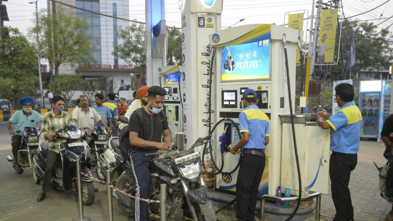 पेट्रोल में इथेनॉल की मात्रा बताने की मांग वाली याचिका पर सुप्रीम कोर्ट का सुनवाई से इनकार