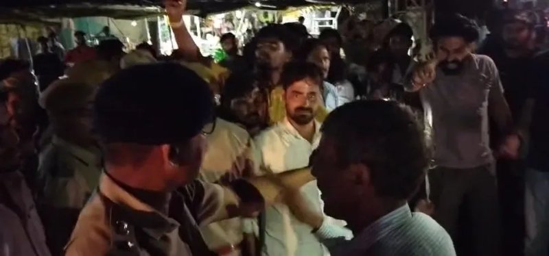 मथुरा: फायरिंग में अजय खैमरा की मौत, शव सड़क पर रखकर परिजनों का प्रदर्शन