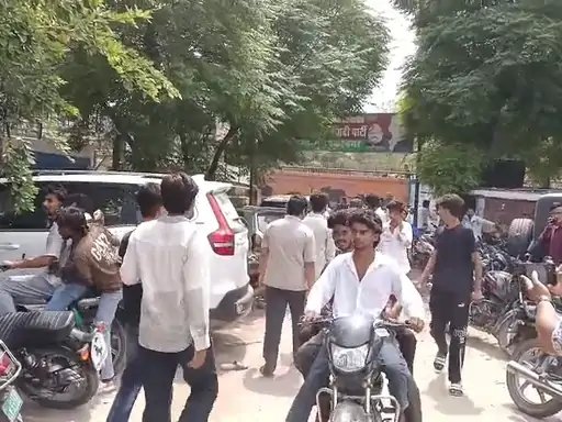 मुजफ्फरनगर में सपा नेता के स्वागत जुलूस का वीडियो चर्चा में, बिना नंबर प्लेट बाइकों पर उठे सवाल