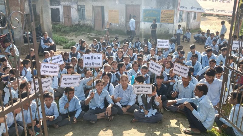 राजस्थान: जर्जर स्कूल की छत की पट्टी गिरी, सुरक्षा और शिक्षा व्यवस्था को लेकर सड़क पर उतरे छात्र