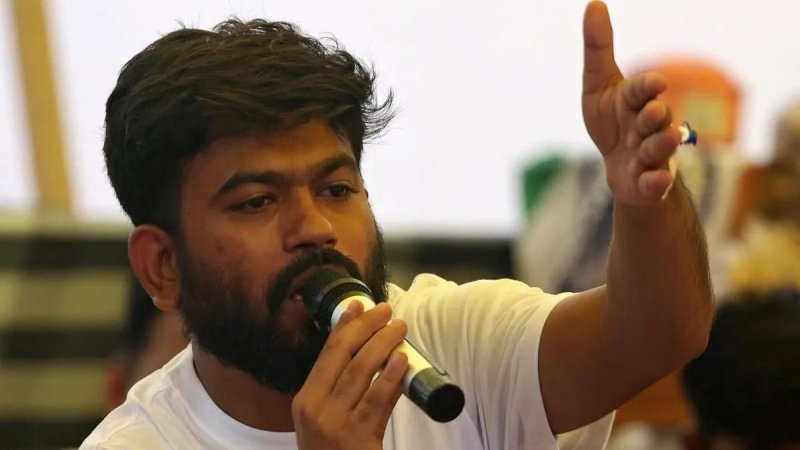 वित्तीय आरोपों पर अभिजीत दीपके की सफाई, बोले- स्कॉलरशिप और लोन से की अमेरिका में पढ़ाई