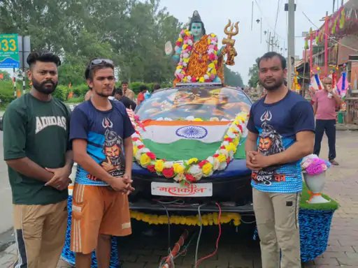 मुजफ्फरनगर में पहुंची मैक्लॉरेन स्पोर्ट्स कार वाली सबसे ज्यादा वायरल कांवड़, देखने उमड़ी भीड़