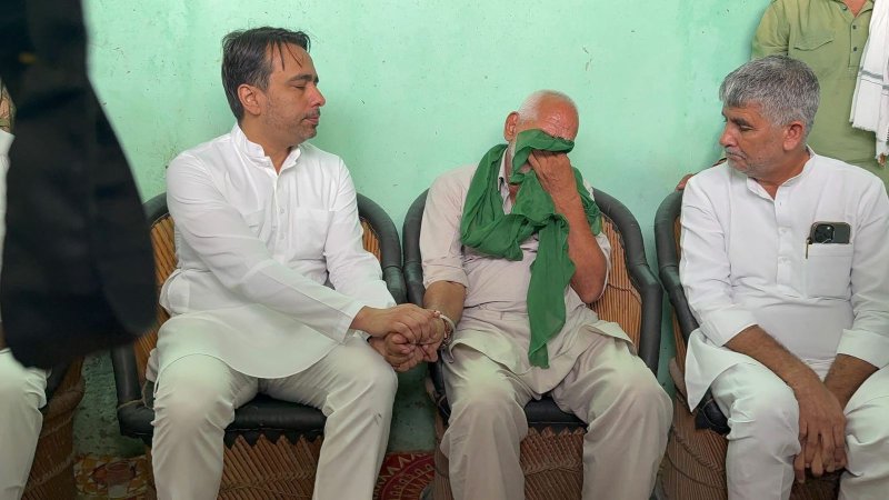 अंकित बालियान के घर पहुंचे जयंत चौधरी, परिजनों से मिलकर जताया दुख; बोले- आपके साथ खड़े हैं