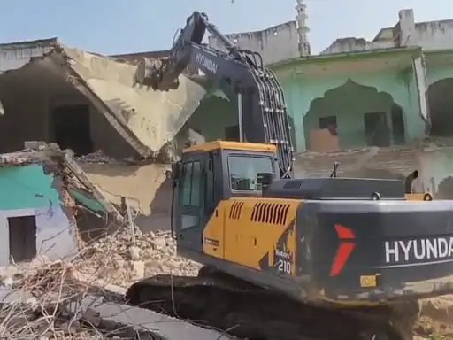 मुजफ्फरनगर: दारुल उलूम रहिमिया मदरसे में छठे दिन भी ध्वस्तीकरण की कार्रवाई जारी