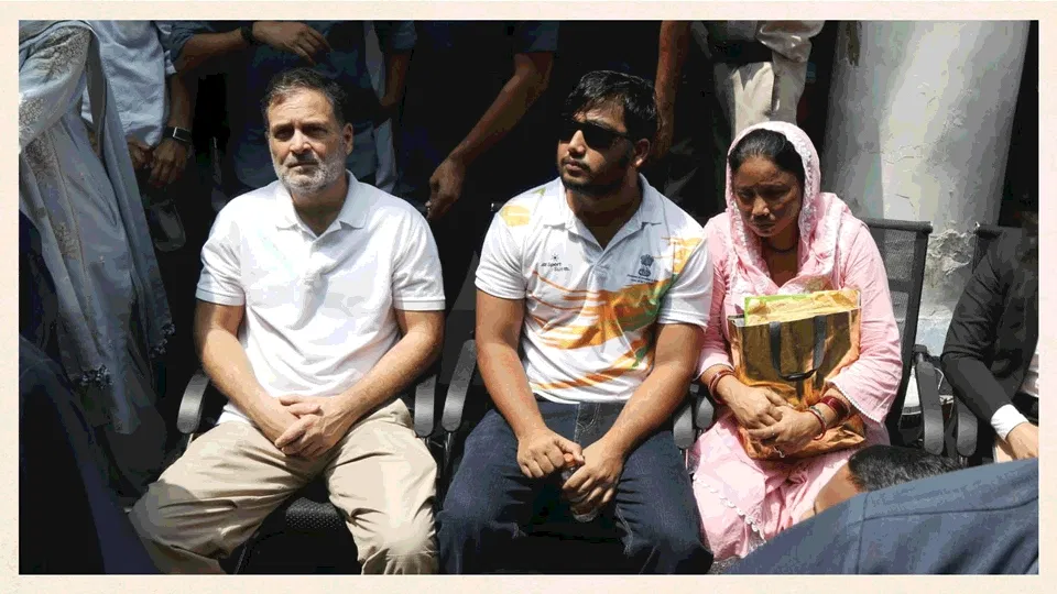 पैलेट गन मामले में FIR की मांग पर अड़े राहुल गांधी, DCP कार्यालय के बाहर धरना पर बैठे