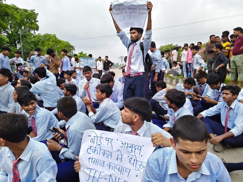 लखनऊ में शिक्षकों की कमी को लेकर छात्रों का प्रदर्शन, सड़क पर लगाया जाम; मंत्री ने पहुंचकर समझाया