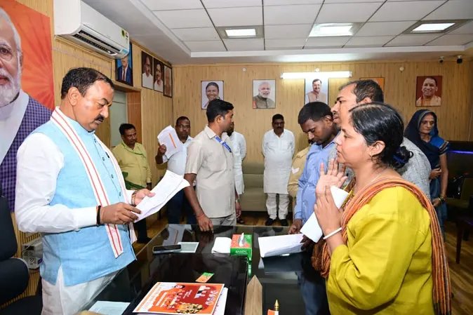 जनता दर्शन में केशव मौर्य ने सुनीं फरियादें, अधिकारियों को दिए समयबद्ध समाधान के निर्देश