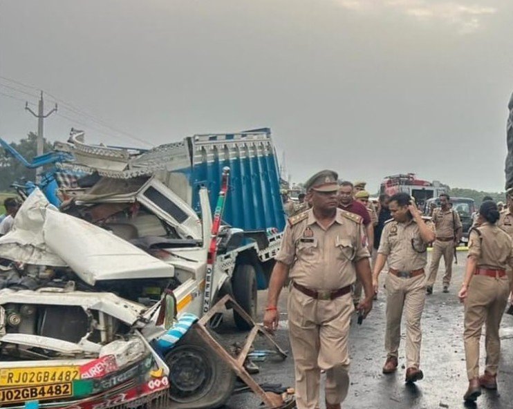 कासगंज में श्रद्धालुओं से भरी पिकअप की ट्रक से टक्कर, तीन की मौत; 23 घायल
