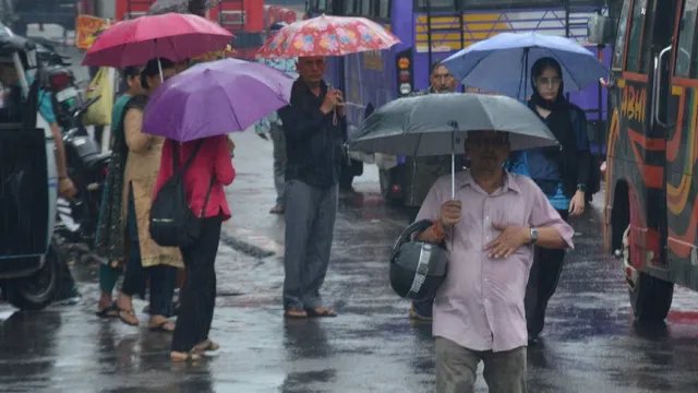 जम्मू-कश्मीर में बारिश से बिगड़े हालात, शोपियां में बादल फटा; वैष्णो देवी यात्रा रोकी गई