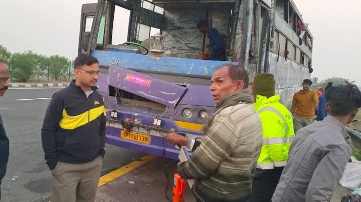 आगरा-लखनऊ एक्सप्रेसवे पर दो स्लीपर बसों की भिड़त, करीब 40 यात्री घायल