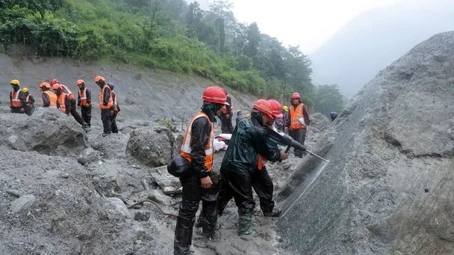 नेपाल त्रासदी के बाद 6 हाइड्रो प्रोजेक्ट्स में फंसे 500 से अधिक लोग, रेस्क्यू जारी