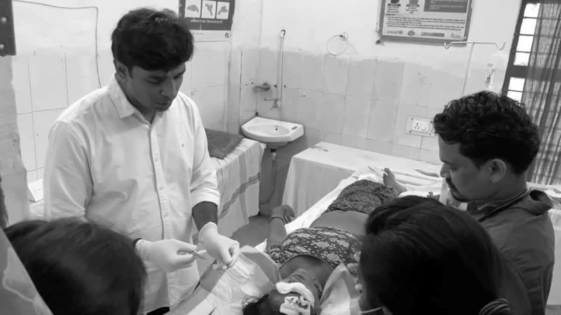 झाबुआ विधायक डॉ. विक्रांत भूरिया ने घायल महिला का खुद किया इलाज, अस्पताल में नहीं था स्टाफ