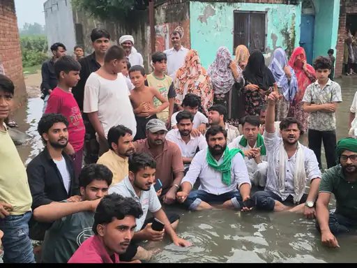 मुजफ्फरनगर: जलभराव से परेशान ग्रामीणों ने पानी में बैठकर दिया धरना, स्थायी समाधान की मांग