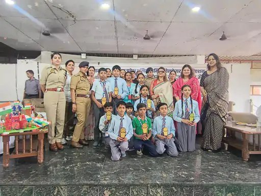 मुजफ्फरनगर: पुलिस लाइन में बच्चों ने बनाई तिरंगे की कलाकृतियां, देशभक्ति प्रदर्शनी में दिखी रचनात्मकता