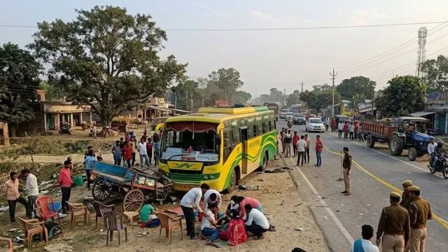 बेतिया में तेज रफ्तार बस ने ऑर्केस्ट्रा देख रहे लोगों को कुचला, 5 की मौत; 5 घायल