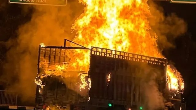द्वारका एक्सप्रेसवे पर चलते ट्रक में लगी भीषण आग, चालक और साथी बाल-बाल बचे