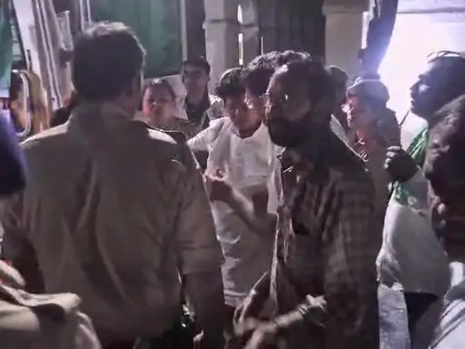 भूख हड़ताल पर बैठीं सपा नेत्री डॉ. मोनिका सिंह की तबीयत बिगड़ी, अस्पताल में भर्ती