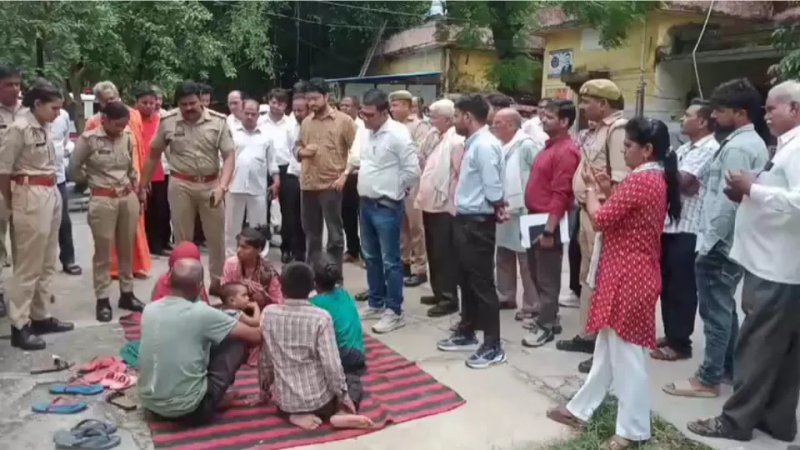 बिजनौर में रिटायर्ड फौजी का धरना, प्रधान पर 18 बीघा जमीन कब्जाने का आरोप