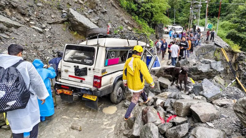 रुद्रप्रयाग में भारी बारिश से हालात खराब, केदारनाथ हाईवे पर मलबा आने से रास्ता बंद