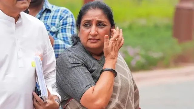सुनेत्रा पवार को कांग्रेस ने बताया 'गूंगी गुड़िया', शिंदे बोले- महाराष्ट्र की महिलाओं का अपमान