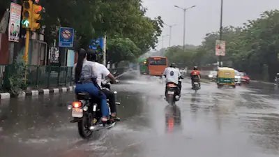 दिल्ली में बूंदाबांदी से मिली राहत, फिर बढ़ी उमस; बारिश का दौर रहेगा जारी