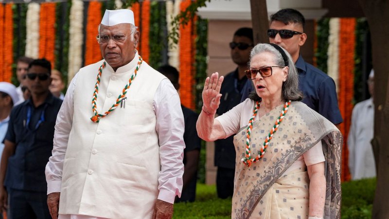 ‘वंदे मातरम’ विवाद पर सियासत तेज, सोनिया गांधी के बचाव में उतरे TMC समेत कई दल