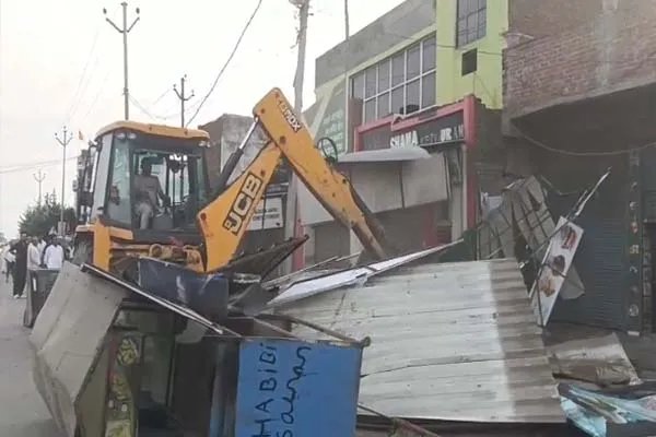 बरेली: कांवड़ मार्ग पर बिक रही थी नॉनवेज बिरयानी, दुकान पर चला बुलडोजर