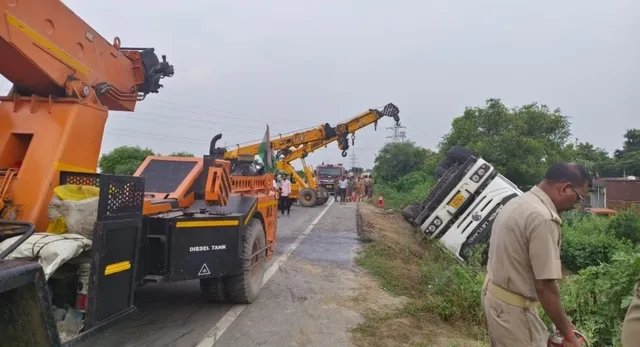 गोरखपुर में 30 हजार लीटर एथेनॉल से भरा टैंकर पलटा, आग के खतरे से मचा हड़कंप; हाईवे बंद