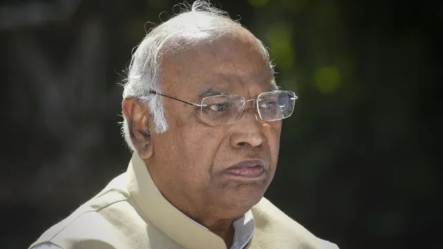 बिहार कांग्रेस में फिर उठे बगावती सुर, खरगे को पत्र लिखकर प्रभारी और प्रदेश अध्यक्ष को हटाने की मांग