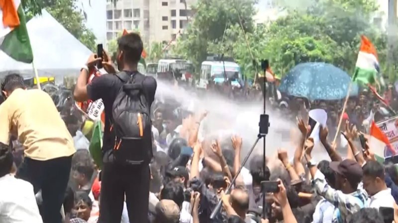 रांची में विधानसभा मार्च के दौरान बवाल, छात्रों ने तोड़े बैरिकेड; पुलिस ने किया लाठीचार्ज